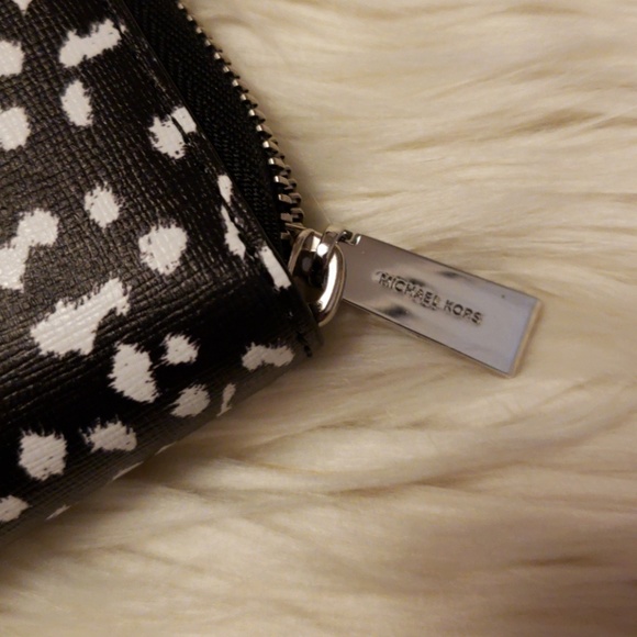 MK Jet Set Travel Leopard Leather Smartphone Wrist - Picture 6 of 8